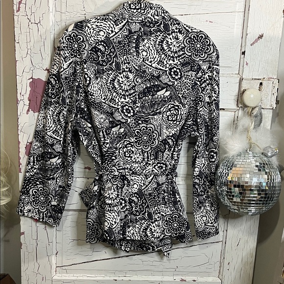 Briggs New York Black and White Floral Tie Waist Button Front Blazer in 20W - Picture 5 of 5